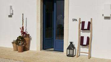 Couples treatment rooms, body treatments, facials