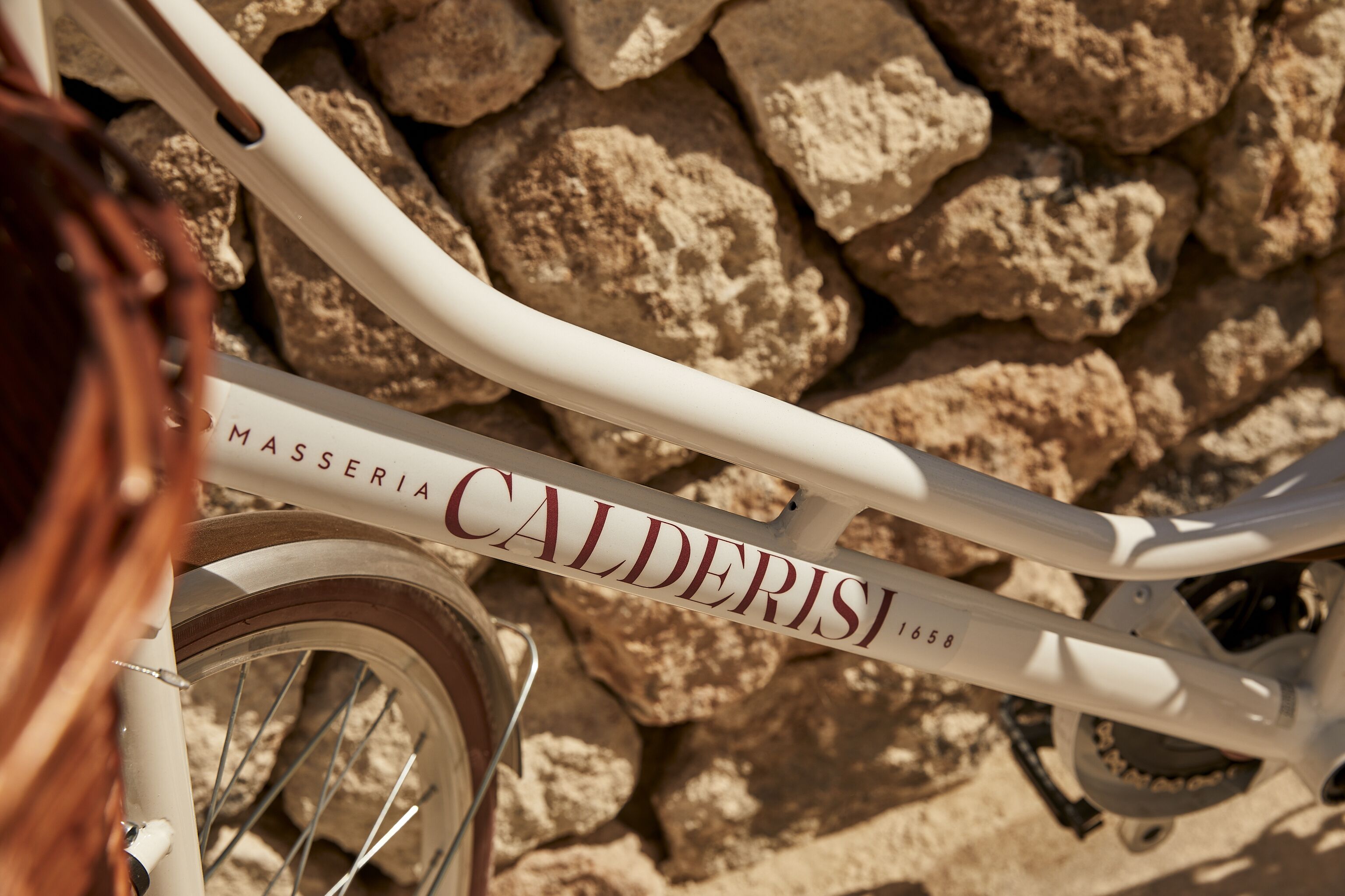 Un telaio di bicicletta con l'iscrizione "Calderisi 1658" su sfondo di rocce.