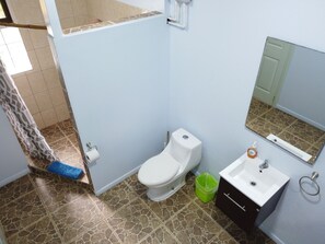 Ducha, toallas, jabón, shampoo