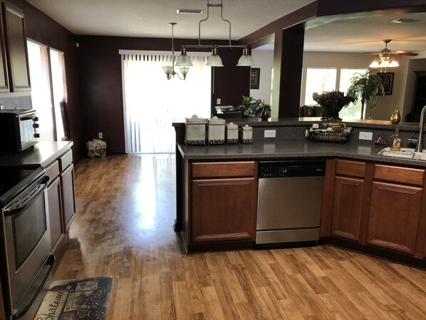 Microwave, cookware/dishes/utensils