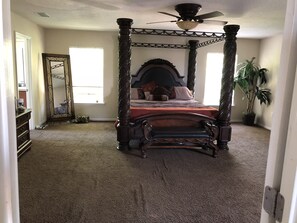 4 bedrooms, iron/ironing board, WiFi, bed sheets