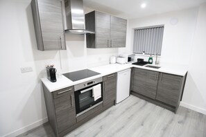 Comfort Apartment | Private kitchen | Oven, espresso maker, electric kettle, toaster - Willow Serviced Apartments - Northcote Street (Cardiff)