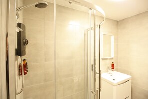 Appartement Deluxe | Douche de la salle de bain