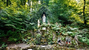 A serene garden with a statue, lush greenery, and a small pond. - Hotel Gasthof Rössle (Weingarten)