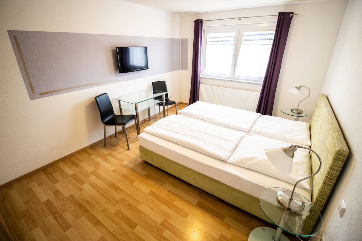 Desk, soundproofing, free WiFi, bed sheets