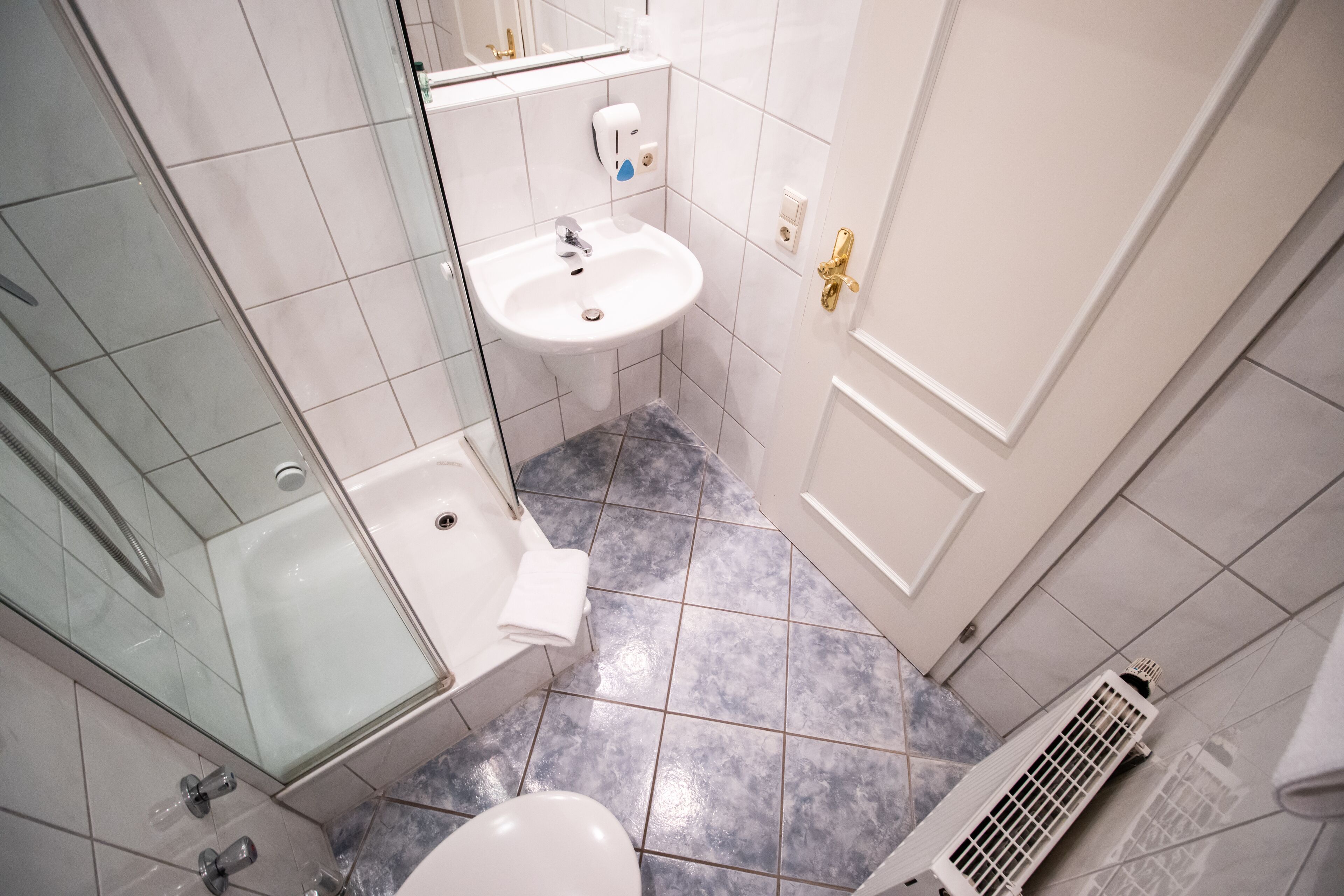 triple room | bathroom | shower, towels, soap, toilet paper