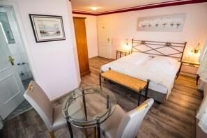 Desk, soundproofing, free WiFi, bed sheets - Hotel Gasthof Rössle (Weingarten)