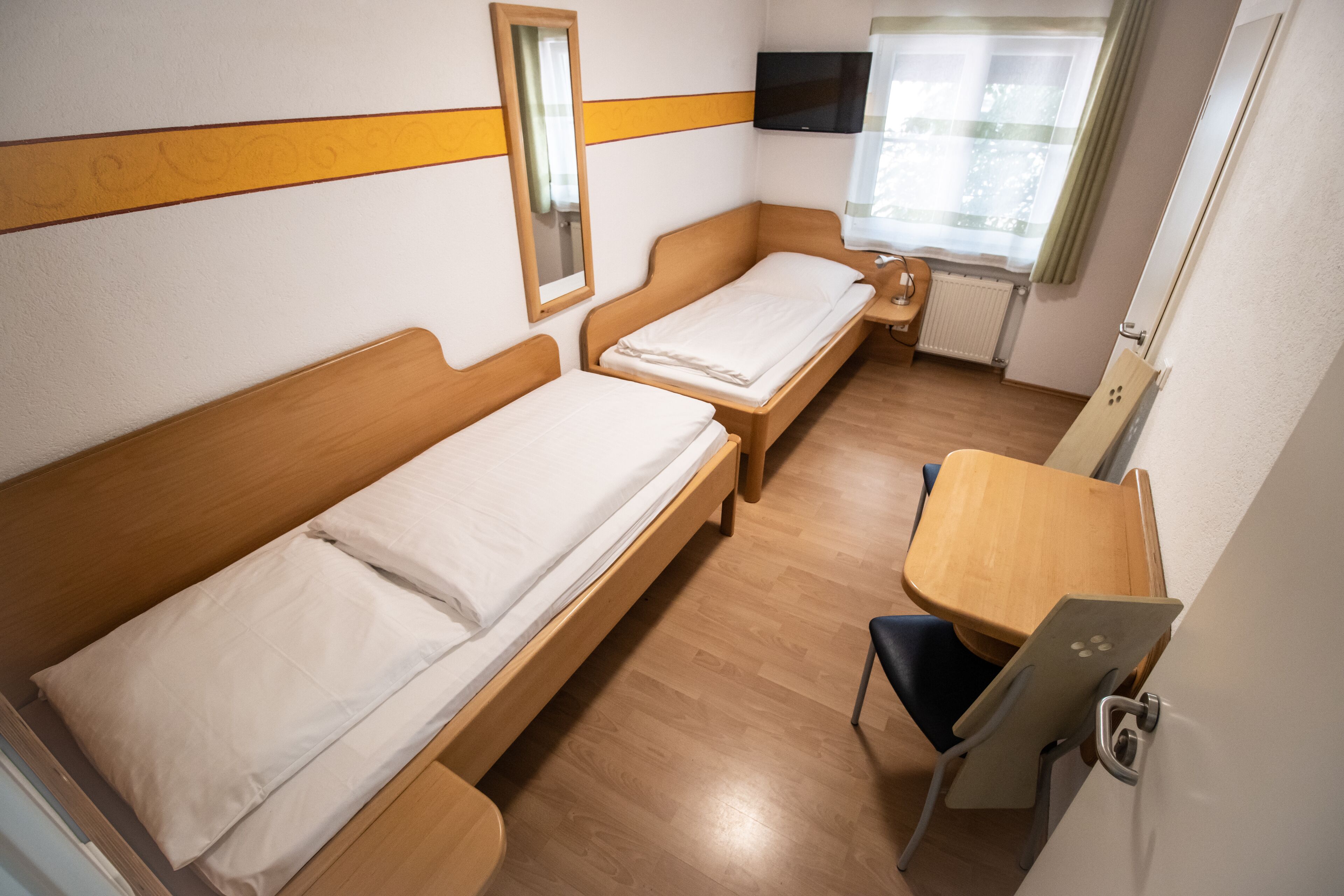 twin room | desk, soundproofing, free wifi, bed sheets