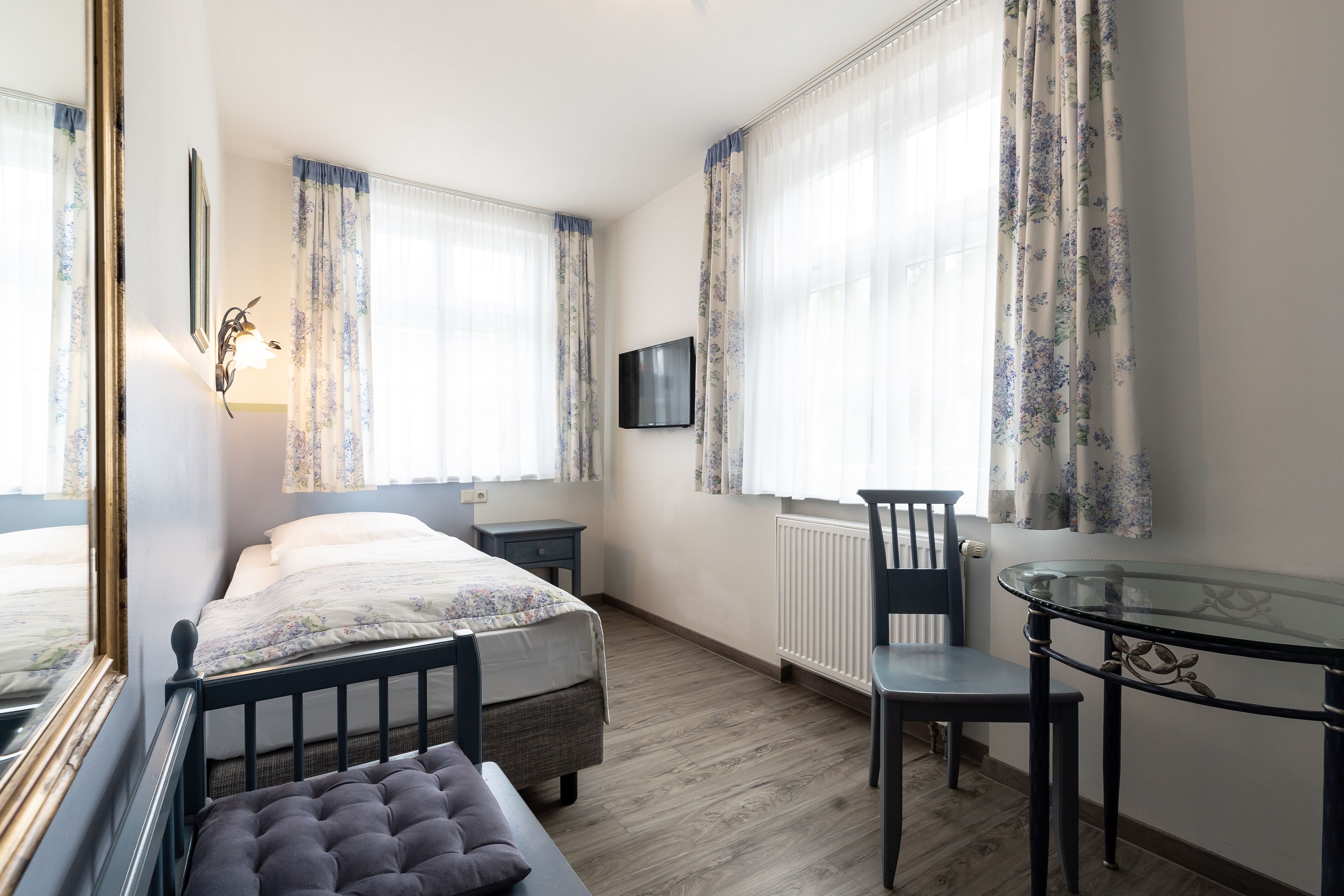 single room | desk, soundproofing, free wifi, bed sheets