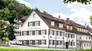 A two-story building with a sign reading "Gasthof Rossle." - Hotel Gasthof Rössle (Weingarten)