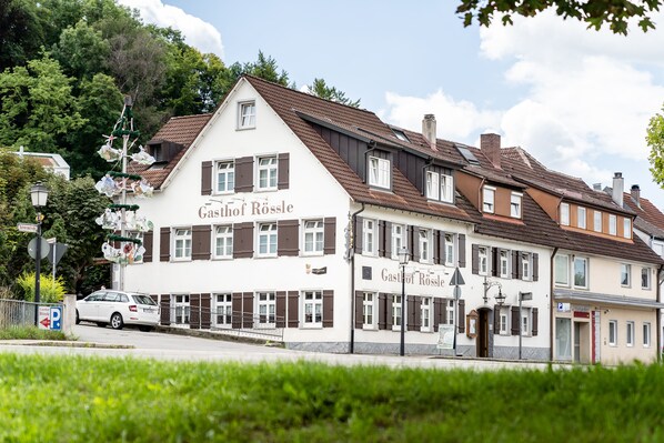 A two-story building with a sign reading "Gasthof Rossle." - Hotel Gasthof Rössle (Weingarten)