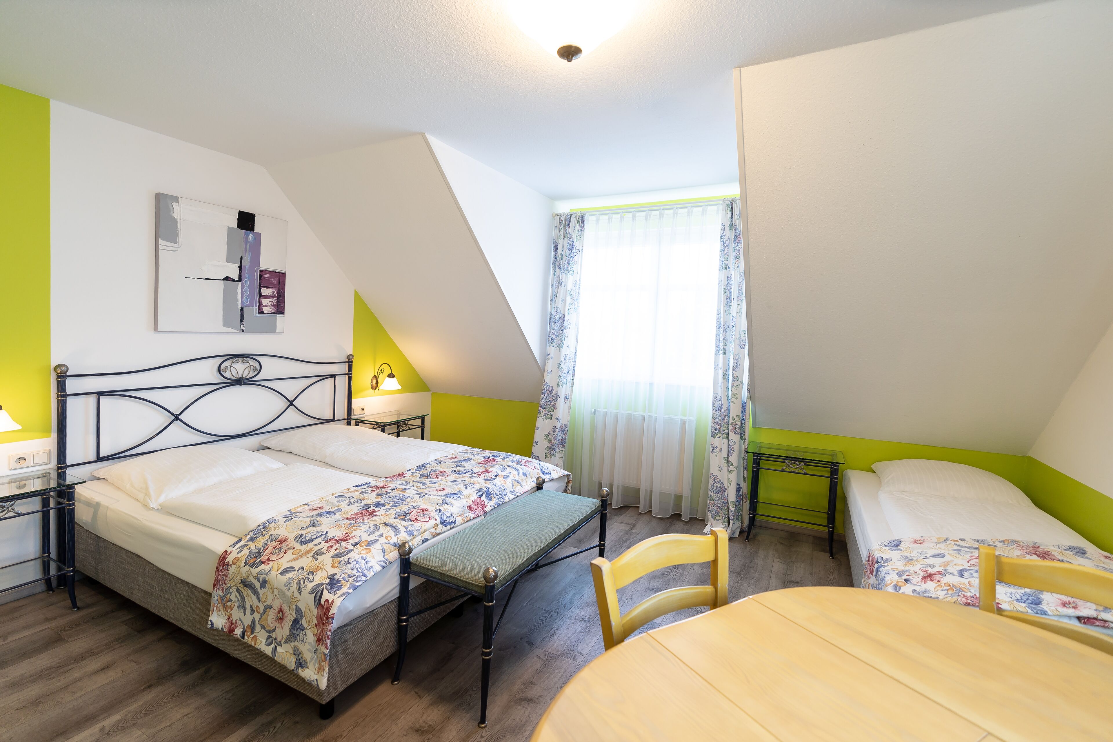 triple room | desk, soundproofing, free wifi, bed sheets