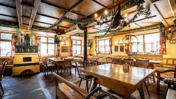 Tägliches Frühstücksbuffet (7 EUR pro Person)