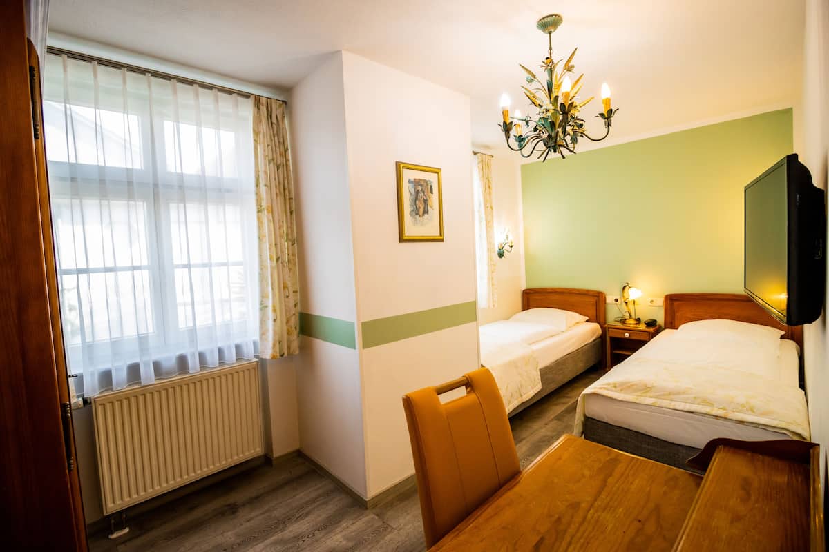 Twin Room | Desk, soundproofing, free WiFi, bed sheets