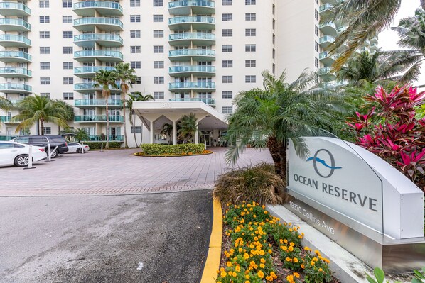 Exterior - SUNNY ISLES BEACH HOME WITH A VIEW (Sunny Isles Beach)