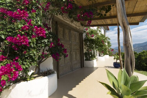 BEAUTIFUL HOUSE,POOL,NATURE,only at 10 mn to town.