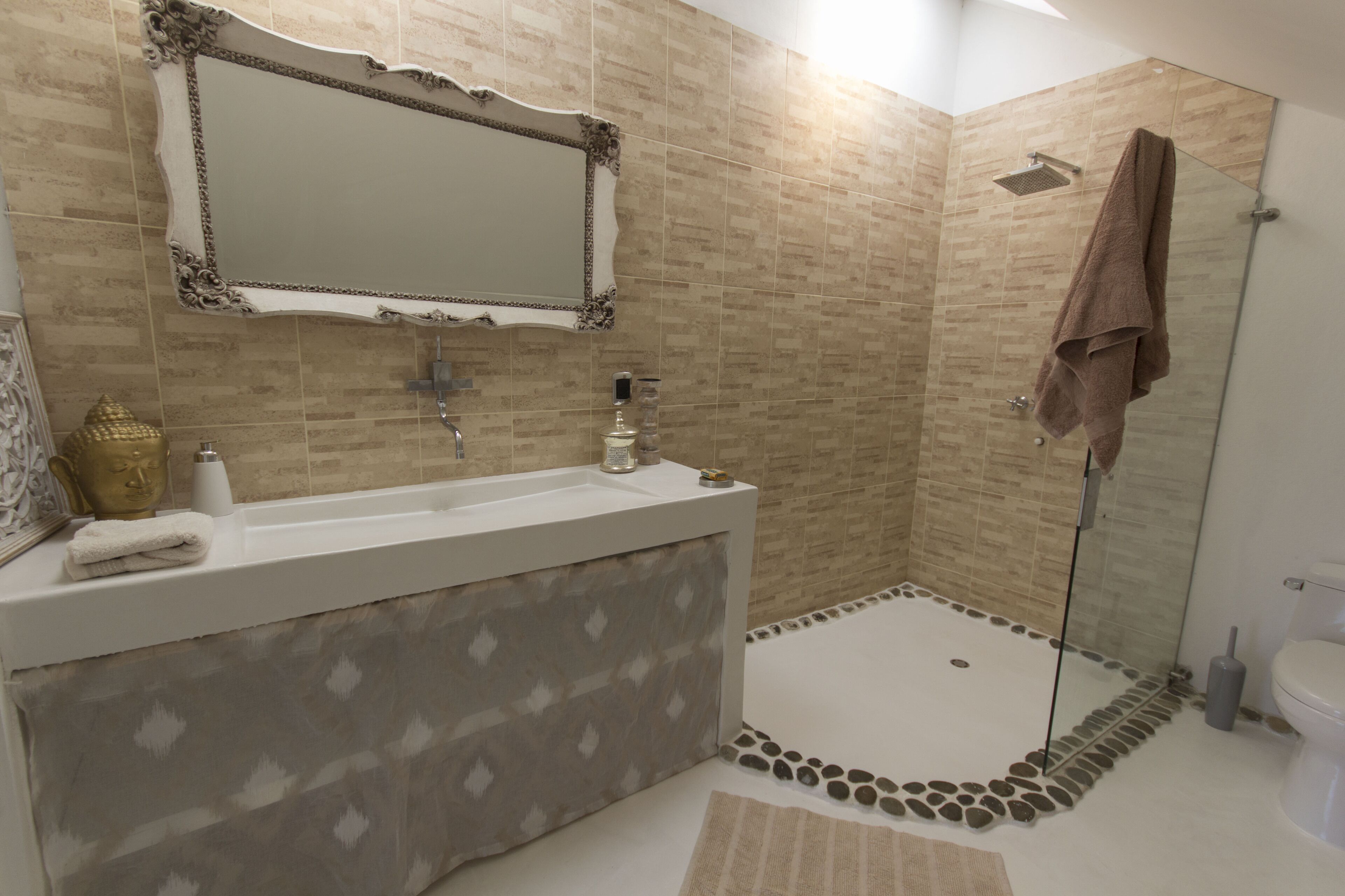 Une salle de bain avec une baignoire, une douche et des toilettes.
