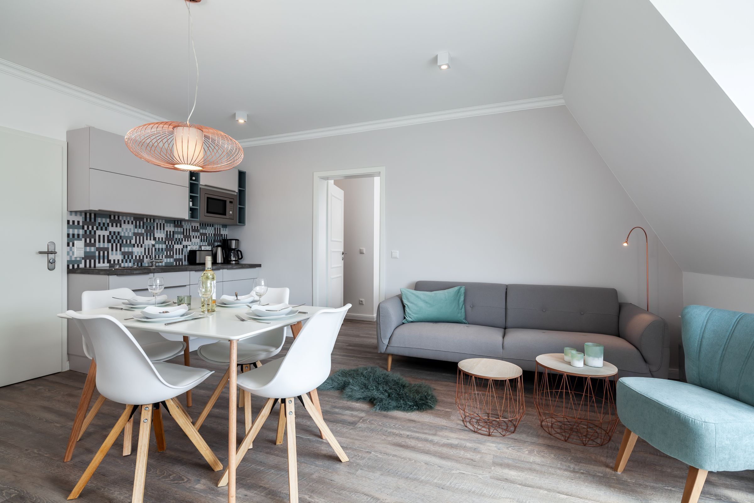 Ein modernes Interieur mit Essbereich, Küche und Wohnraum.