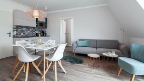 Un interior moderno con comedor, cocina y sala de estar.