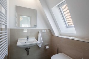 Dusj, hårføner, håndklær og såpe