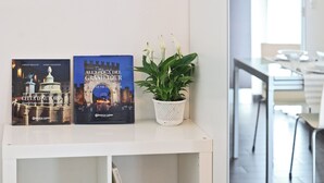 Two books titled 'Città del Mutilato' and 'Al Epoca del Grand Tour' on a white shelf.
