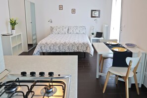 Zimmersafe, Schreibtisch, Bügeleisen/Bügelbrett, Reisekinderbett