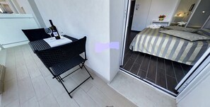 Cofres nos quartos, escrivaninha, ferros/tábuas de passar roupa