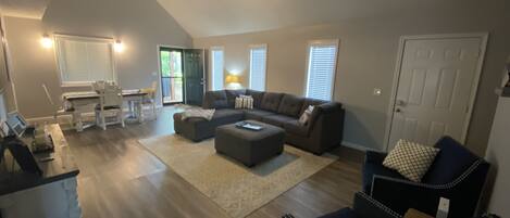 Una Smart TV, libros, servicios de streaming