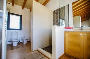 Duschwanne, Haartrockner, Bidet, Handtücher