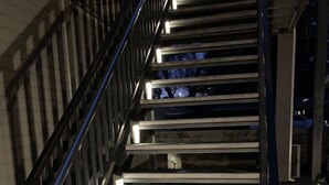A staircase with metal railings and illuminated steps. - Your own modern treehouse overlooking Bidwell Park (Chico)
