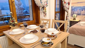 Deluxe-lejlighed (with Sauna) | 3 soveværelser, senge med topmadrasser, individuelt design