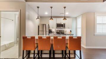 冰箱、微波炉、烤箱、炉灶