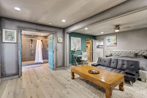 9 Schlafzimmer, Zimmersafe, Bügeleisen/Bügelbrett, WLAN