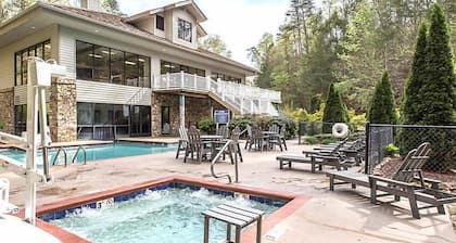 Country Hotel near Gatlinburg amusement park w/ indoor/outdoor heated pools, hot tubs and game rooms