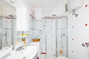 Shower, hair dryer, bathrobes, towels - Blue Line House Charming sea view in a peaceful place (Positano)