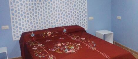 1 chambre, bureau, fer et planche Ă repasser, lit parapluie