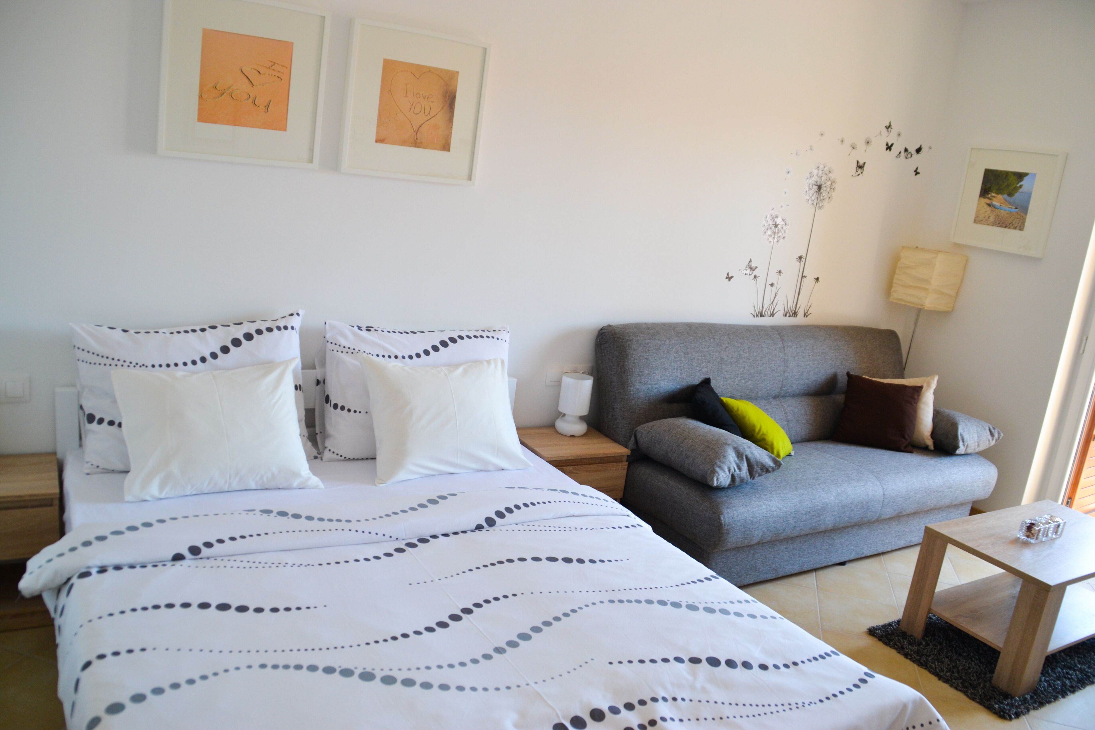 Studio | Een kluis op de kamer, een laptopwerkplek, een strijkplank/strijkijzer