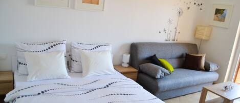 Studio | Een kluis op de kamer, een laptopwerkplek, een strijkplank/strijkijzer