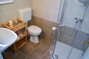 Studio | Badezimmer | Dusche, kostenlose Toilettenartikel, Haartrockner, Handtücher