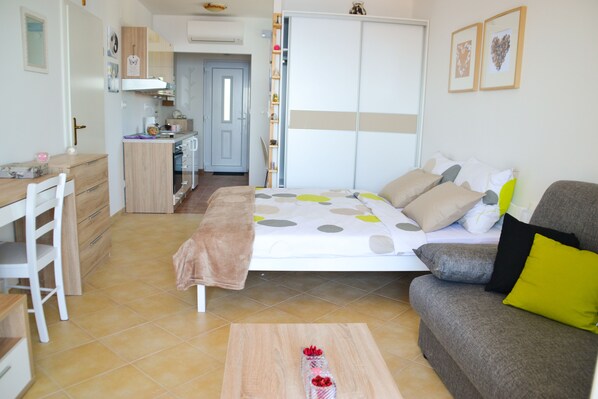 Studio | Living room | 40-inch Smart TV with satellite channels, TV