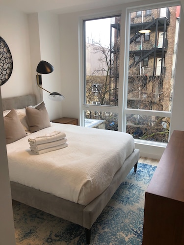 Sun-kissed 3BR Loft with Patio Minutes to NYC