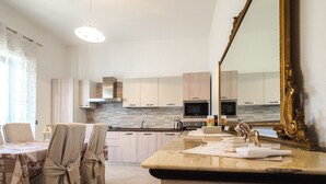 Coffee/tea maker, fridge, oven, dishwasher - Domus Tilibbas - single villa, 3 bedroom suites (Olbia)