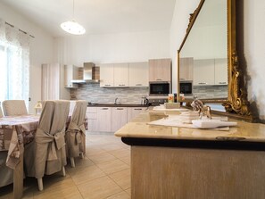 Refrigerador, horno, lavavajillas y cafetera y tetera 