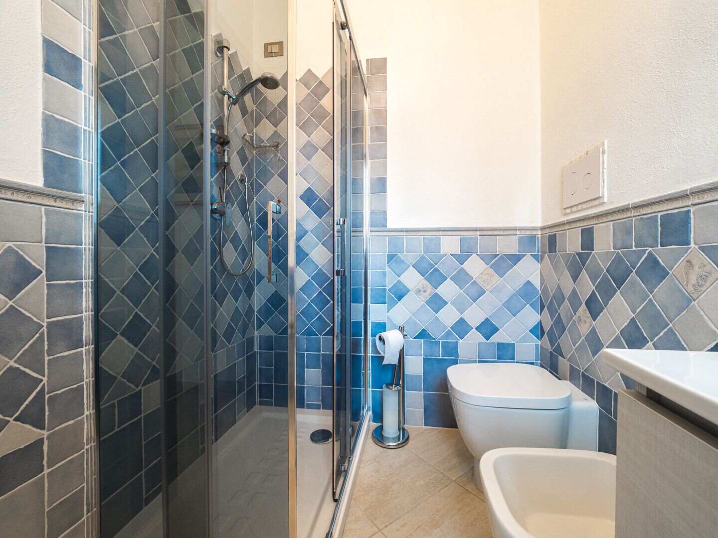 Chuveiro, secador de cabelo, bidê 