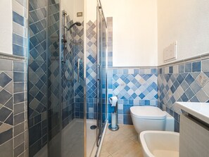 Suihku, hiustenkuivaaja