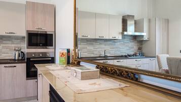 Fridge, oven, dishwasher, coffee/tea maker