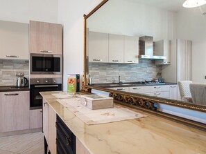 Jääkaappi, uuni, astianpesukone, kahvin-/teenkeitin