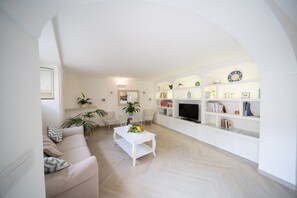 Een smart-tv en boeken