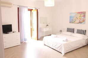 2 slaapkamers, een bureau, een strijkplank/strijkijzer, gratis wifi