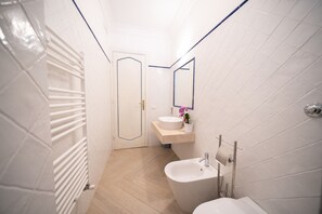 Douche, sèche-cheveux, bidet, serviettes fournies